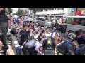 ヘイトデモに抗議して道路に座り込むカウンター・プロテスター達 - 2013.9.8 新宿・大久保通り