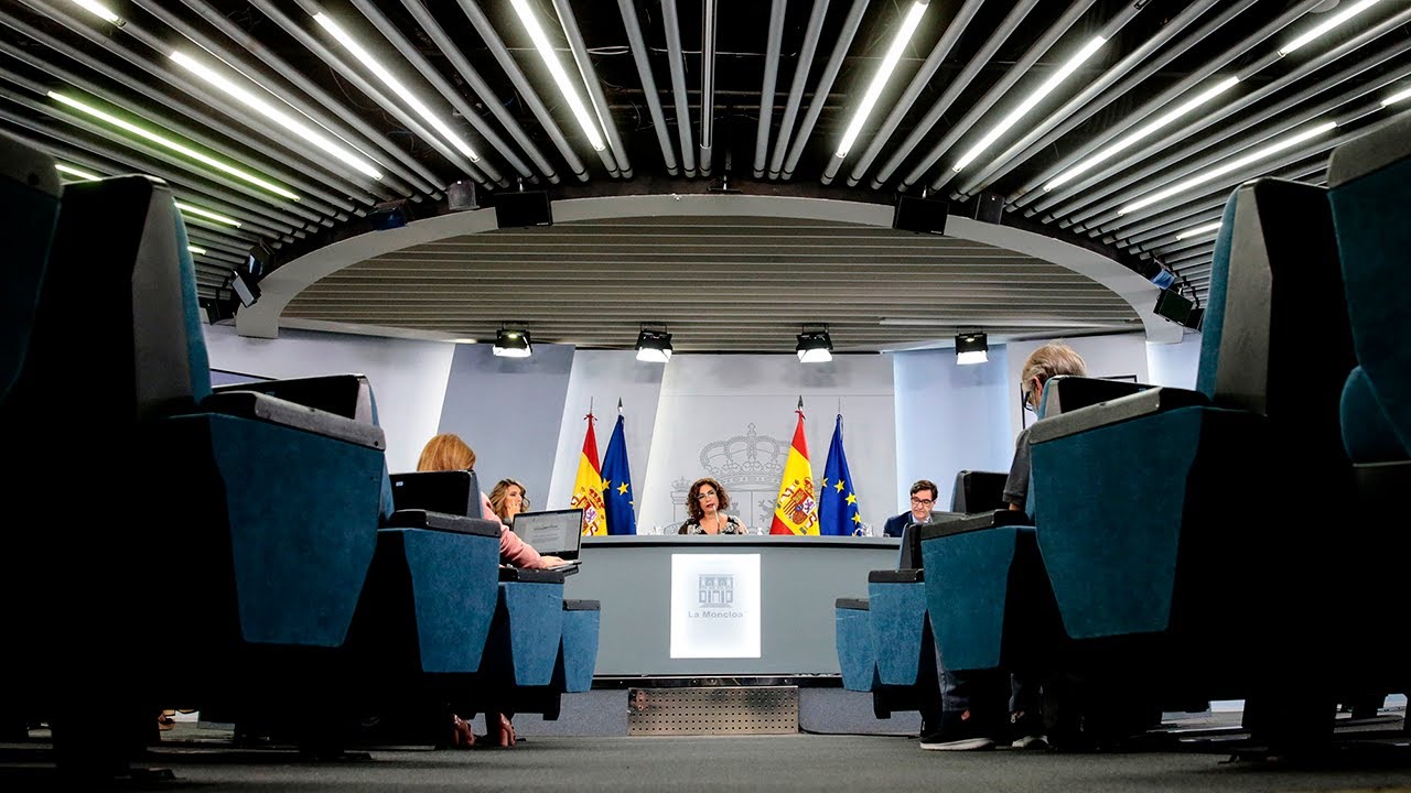 El Gobierno regula el trabajo a distancia - YouTube
