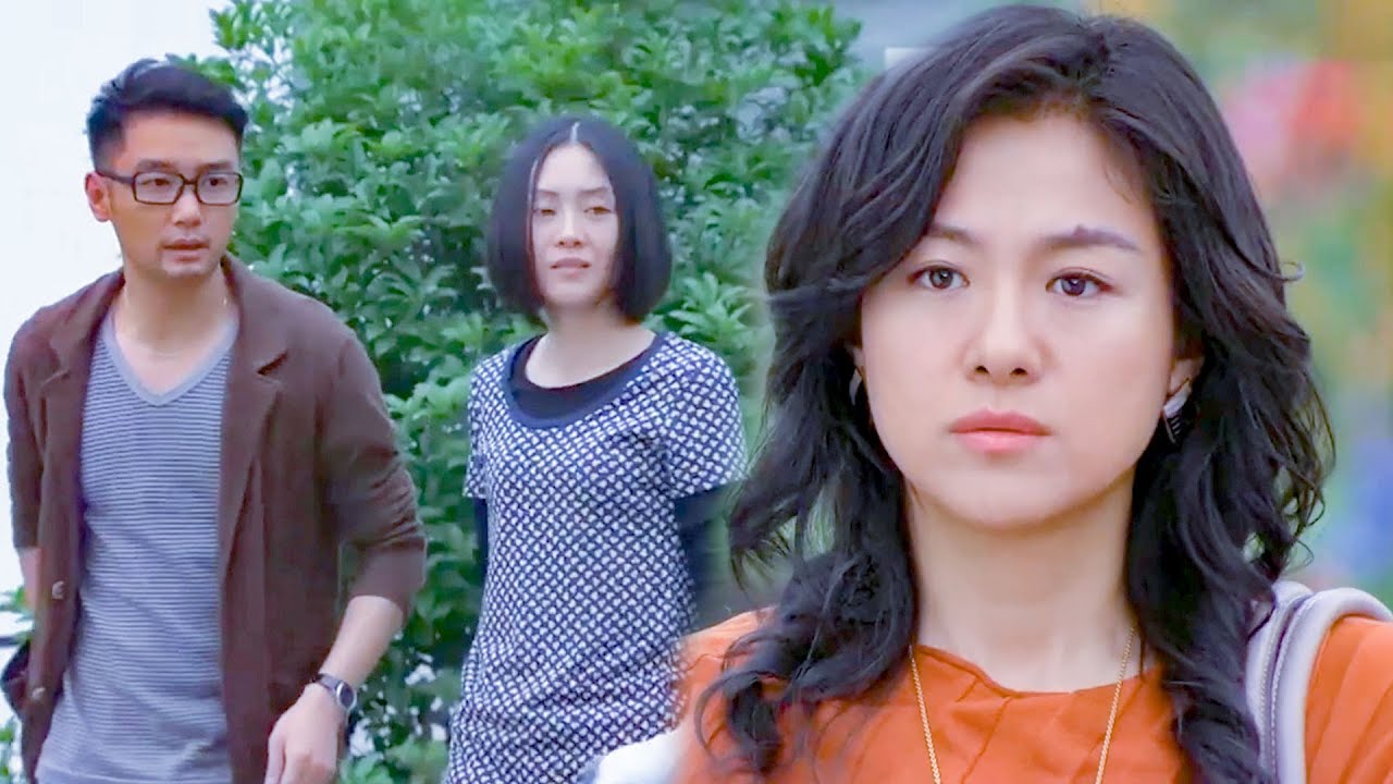 Жена ведет детей к мужу и видит его с другой женщиной