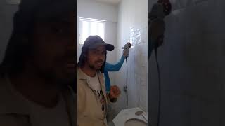 Tirando Esmalte Da Cerâmica Para Acento De Porcelanato