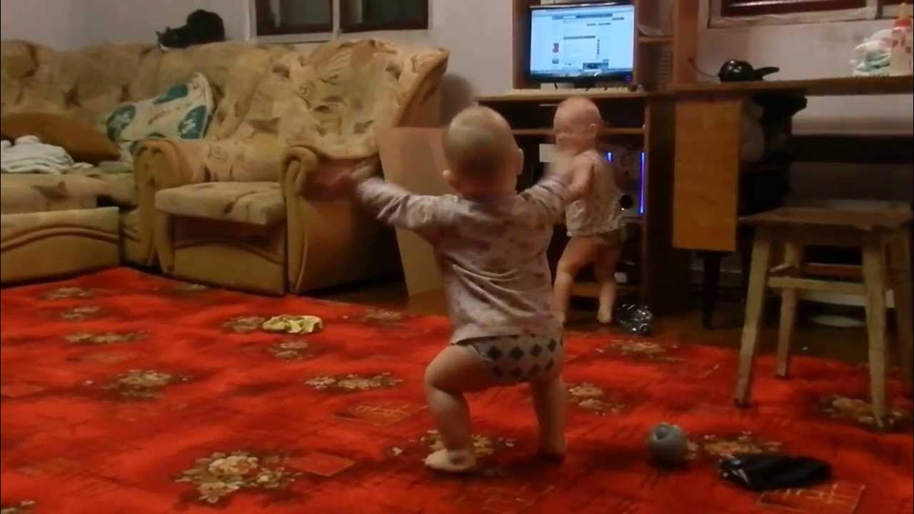 Крутые детские клипы. Маленькие дети танцуют смешные видео ютуб. Дети смешно танцуют. Смешной ребенок танцует. Дети танцуют видео смешное.