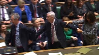 ホイル新下院議長、引きずられて議長席に イギリス