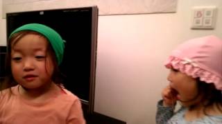 双子 3歳 プールの準備中 スイムキャップ