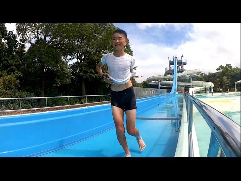 シャイな中学生のフリーホール  Shy junior high school boys playing in the water slide.