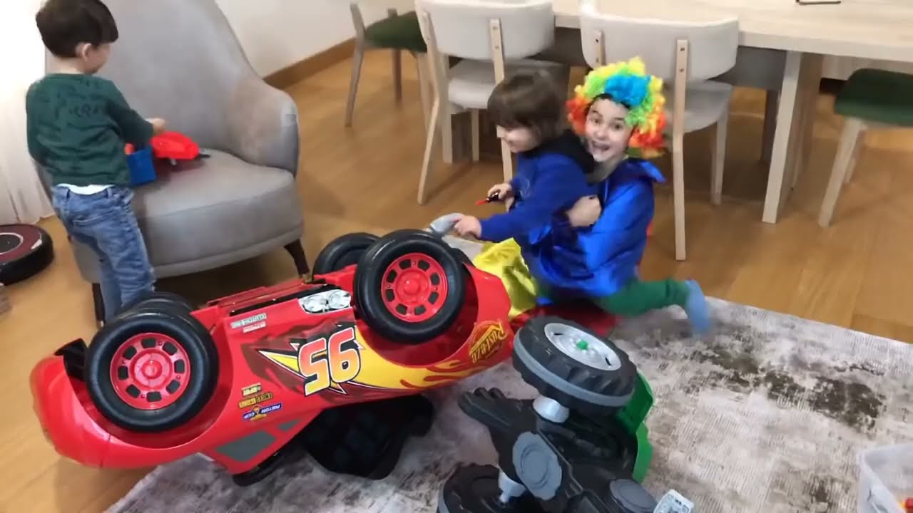 Enes Fatih selimlere gelmiş,Yusuf’la beraber şimşek mcqueen ve traktörü ters çevirip tamir etmişler