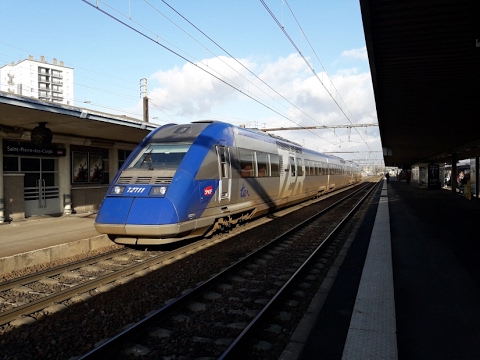 Transit ferroviaire l'après-midi en gare de Tours Saint-Pierre-des-Corps
