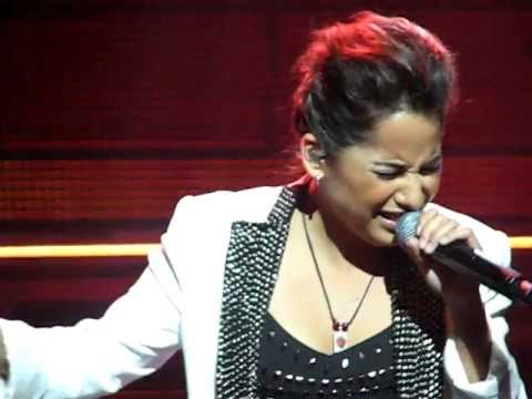 Jolene by Vicci Martinez, The Voice Concert, Rosemont, IL video by Sam Bernero (toni7babe)