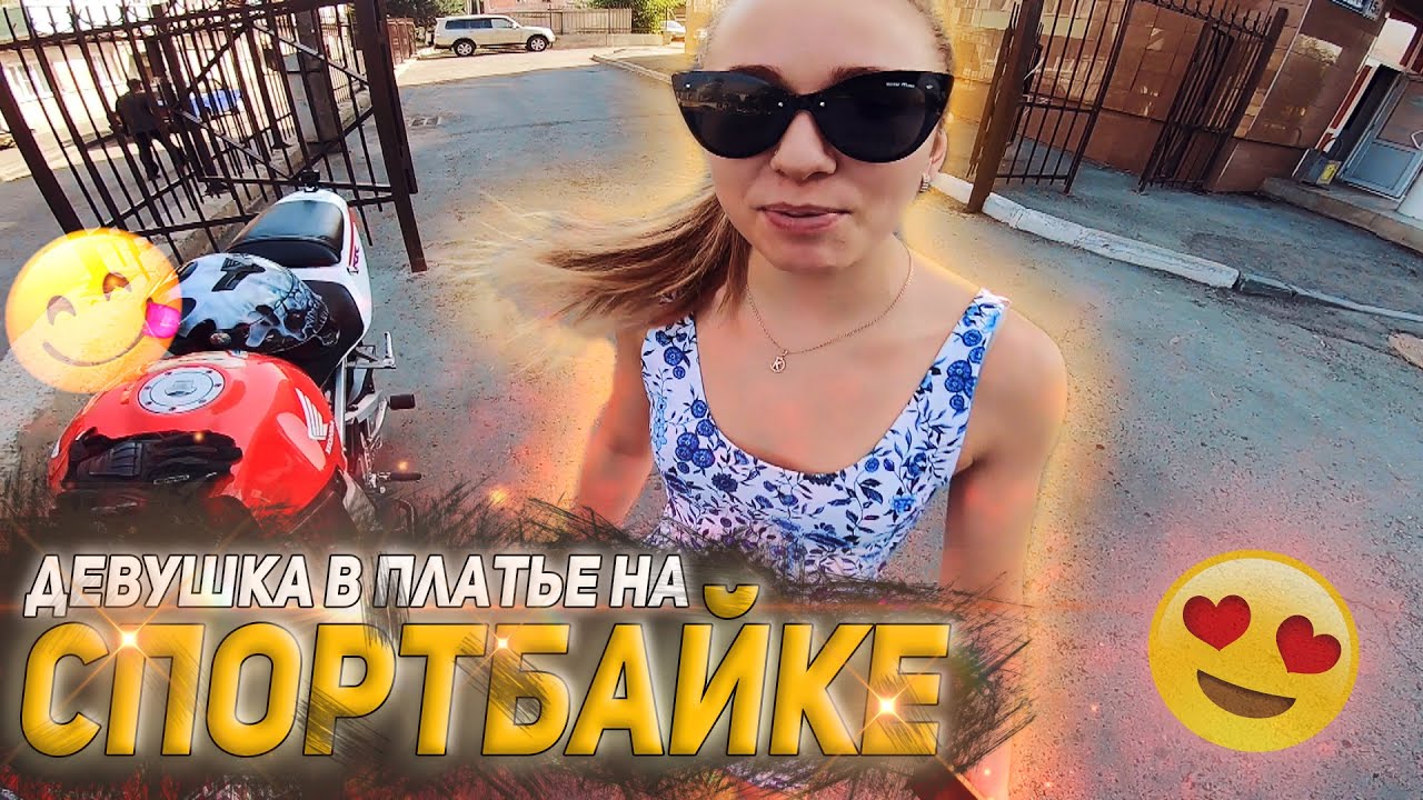 Голая попка в машине