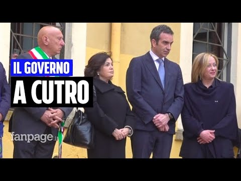 Governo contestato a Cutro: "Meloni qui? Una pagliacciata, non è che può farli resuscitare" Episode cover