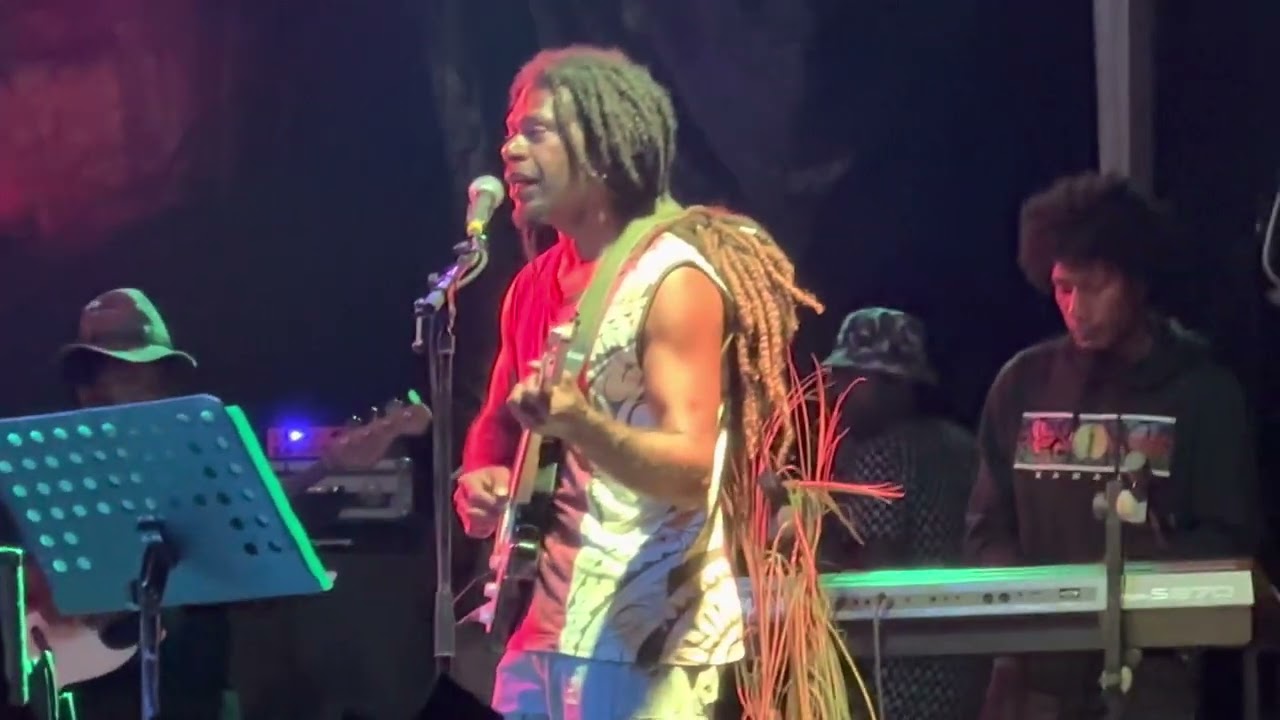 Enchaînement de 2 morceaux: Chavaa & James Cook;  du groupe Wadema