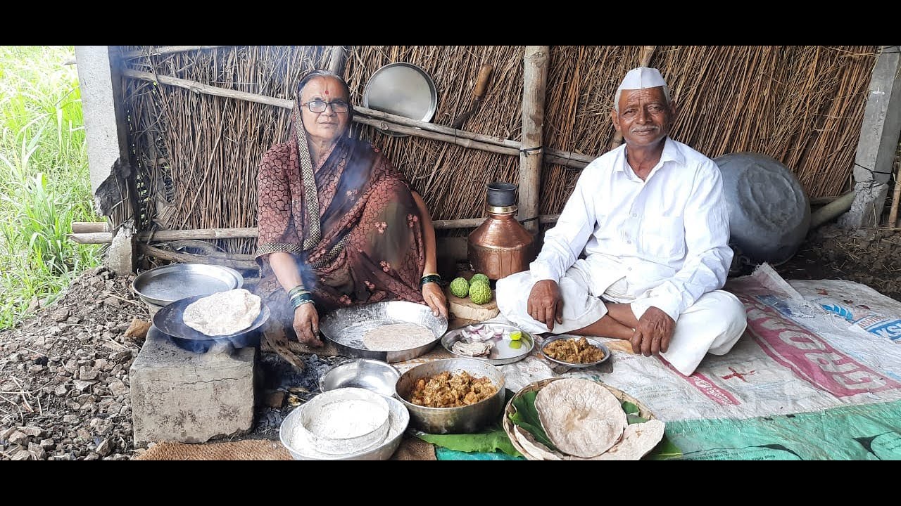 पाणी न घालता अंगच्या पाण्यात शिजवलेलं झणझणीत सुकं चिकन आणि चुलीवरची गरमा गरम भाकरी एगदा  करुन बघाचं