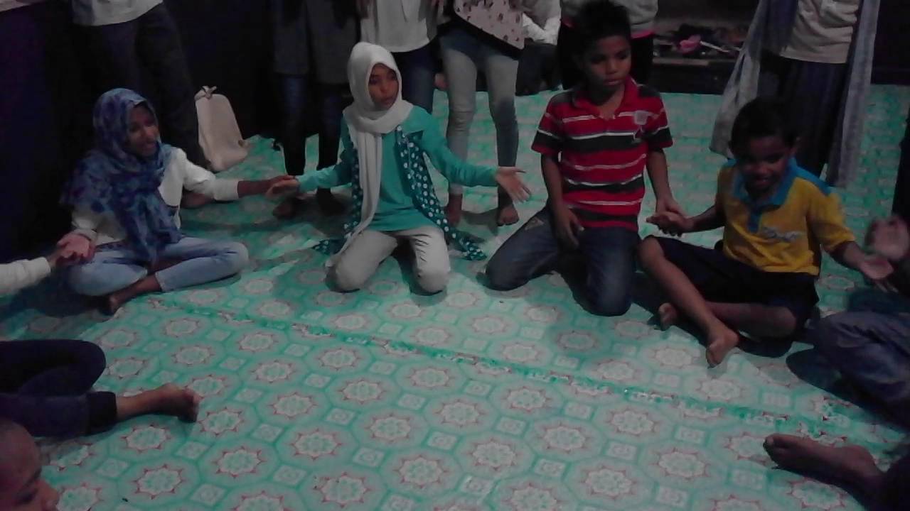 permainan tradisional anak2 indonesia di Rumah Baca TBNE, Tual Selasa 30 Agustus 2016 - YouTube