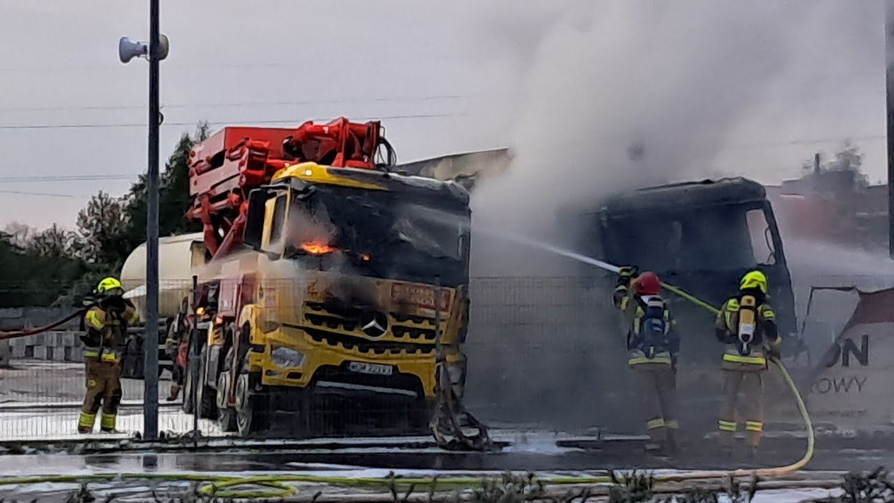 Pożar 2 betoniarek w Skierniewicach. Dojazd alarmowy OSP Mokra Prawa i OSP Miedniewice.