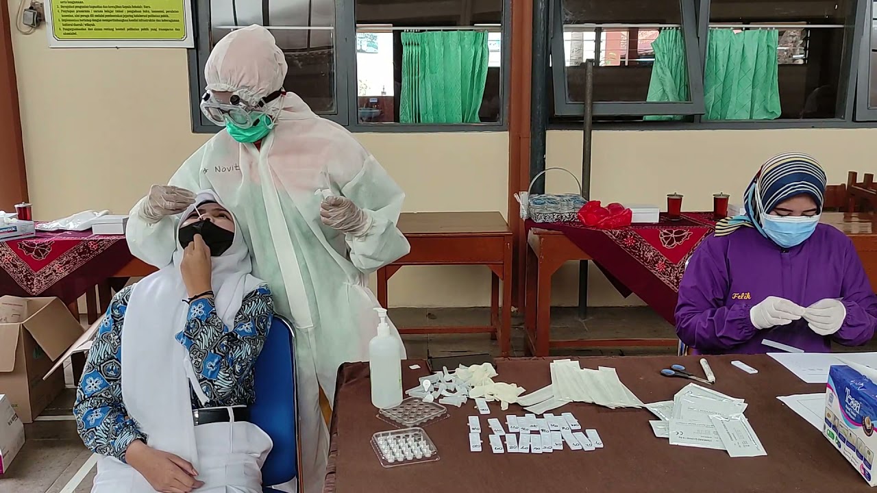 SINERGI MEMBANGUN PENDIDIKAN NEGERI! SWAB ANTIGEN SMP 2 BAE KUDUS BERSAMA PUSKESMAS DAN POLRES BAE!