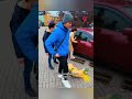 Der arme Mann half der Frau, ihr Kind aus dem Auto zu holen!!