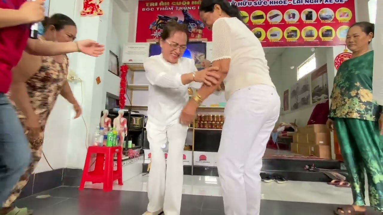 Chuyền chai nước bằng “”nách “”🤣🤣🤣 ai làm được???xin mời mọi người xem đến cuối video nha ❤️🥰