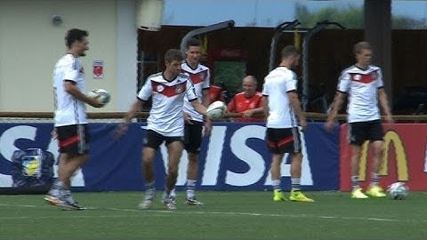 Spaß im Campo Bahia: DFB-Elf trainiert mit dem Rugby-Ei