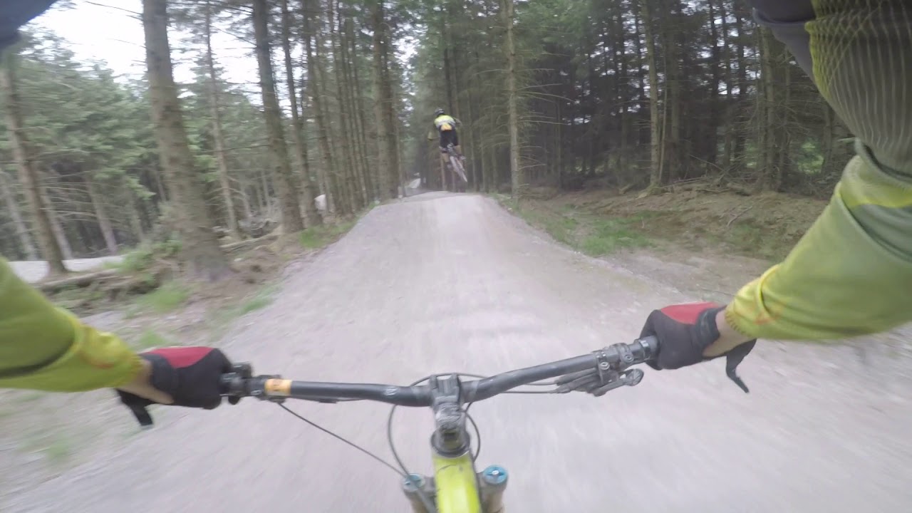 Dry and dusty Revolution Bike Park on Scott Gambler 2018