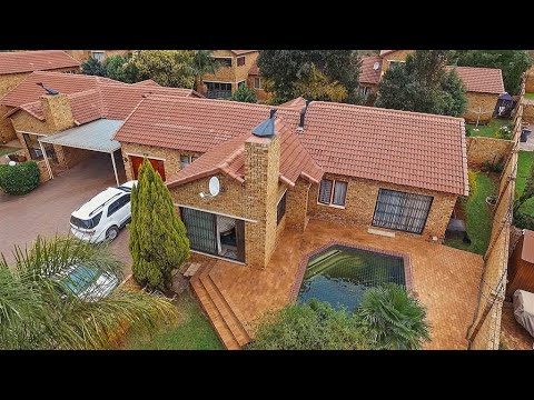 3 Bedroom Townhouse for sale in Gauteng | Johannesburg | Roodepoort | Ruimsig | 15 Sund |