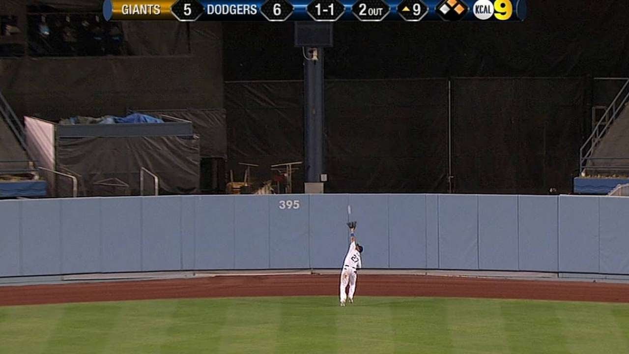 Kemp's grab ends Giants' rally, seals win