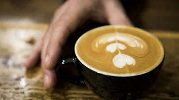 ¿Cuánta cafeína hay en una taza de té frente a una de café?