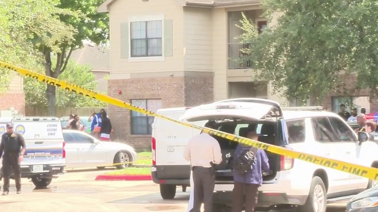 Man fatally shot outside apartment in Houston - YouTube