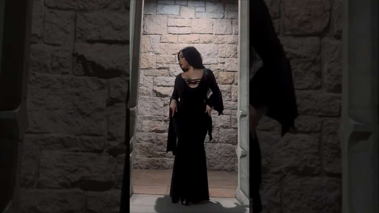 Morticia incoming 🥀 #addamsfamily #halloweencostume #morticia