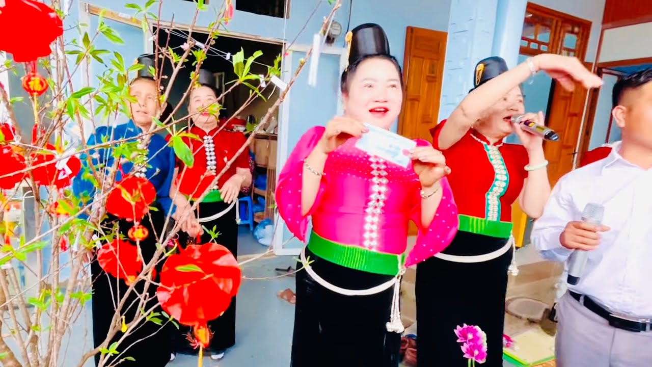 Chương trình hái hoa mùng Đảng mừng Xuân tại nhà vợ chồng quàng tiếng chung 