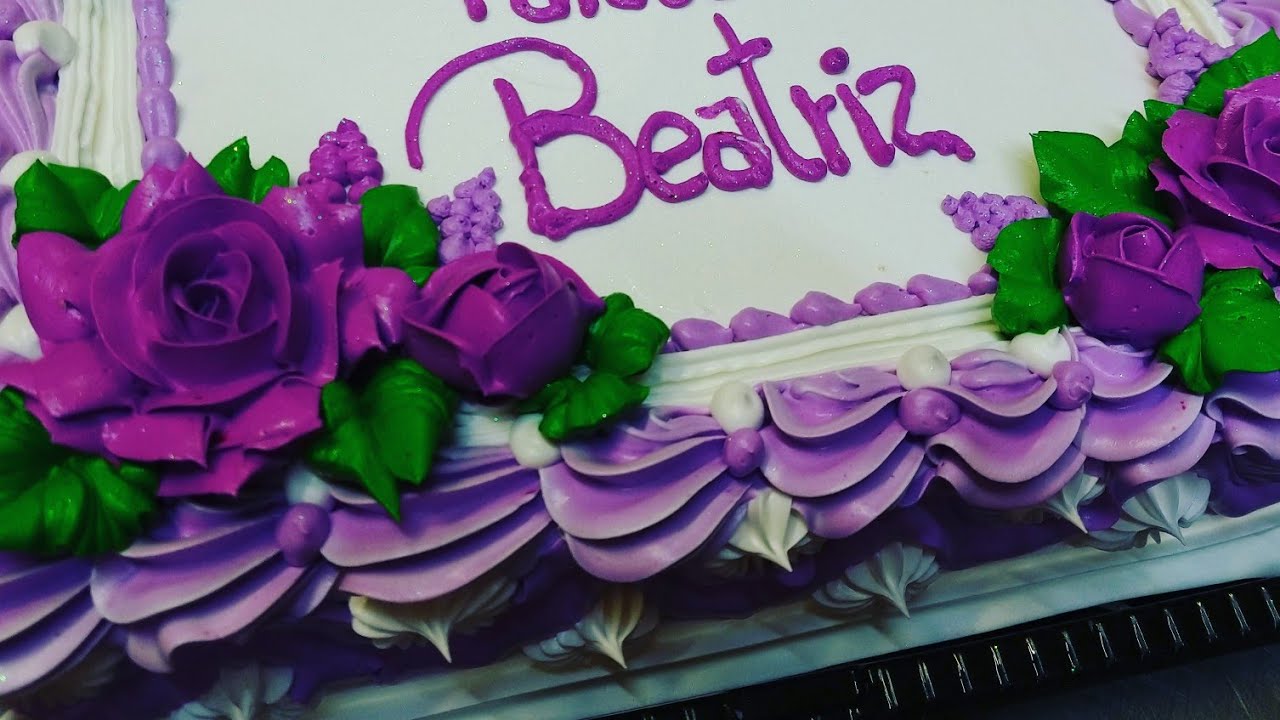 Confeitando bolo com chantilly