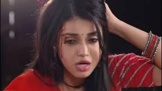 The girl in red was beaten by a crowd of people...