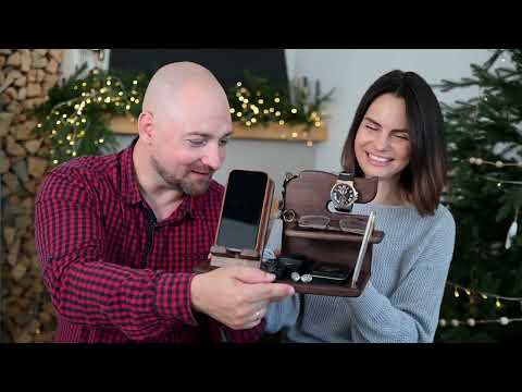 Поворотна настільна підставка органайзер для телефону Teslyar з дерева (коричнева), видео 3