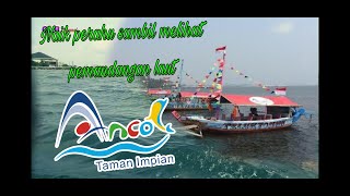Naik perahu | sambil melihat pemandangan air laut |