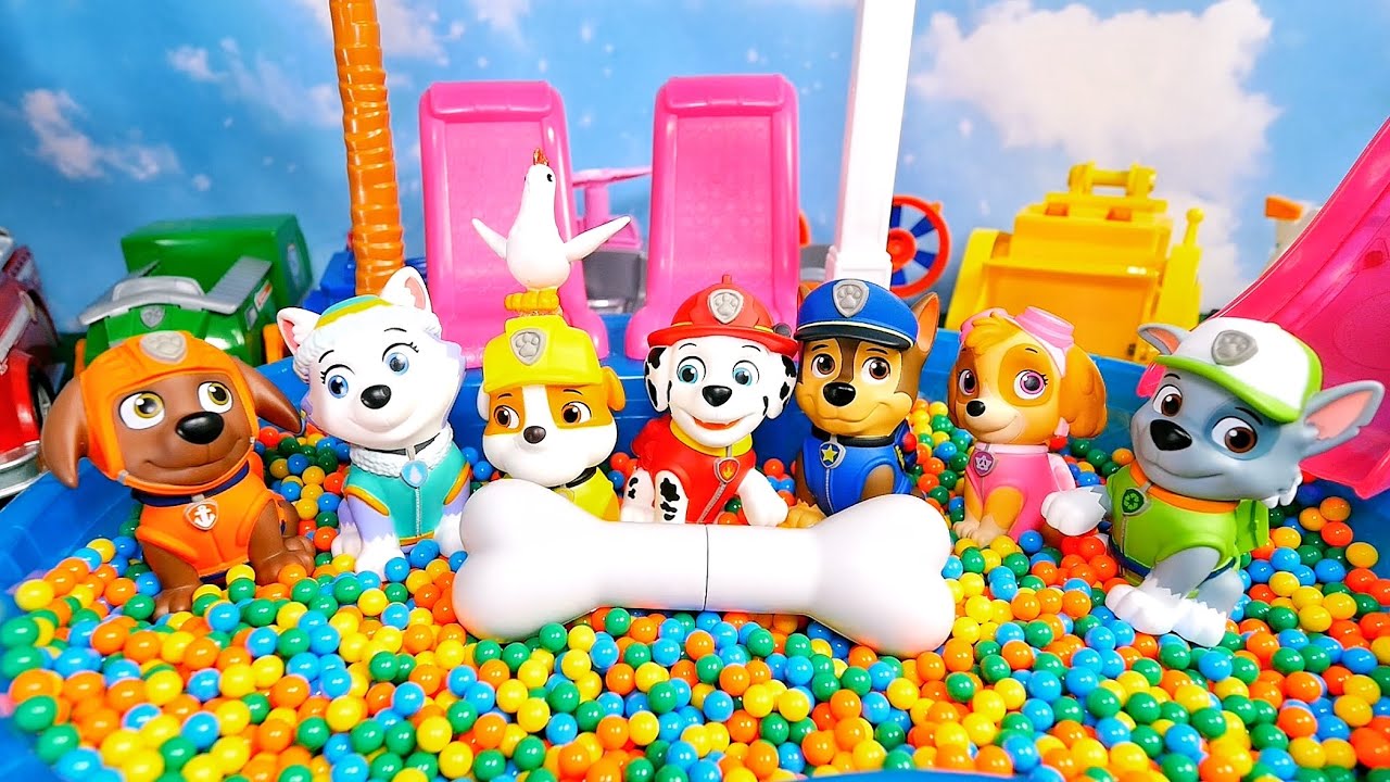 パウパトロールがチカレッタを探すよ！ビーズプールの中には何があるかな？