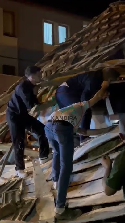 Otomobil Samanlığa Çarptı, Sürücü Araçta Sıkıştı
