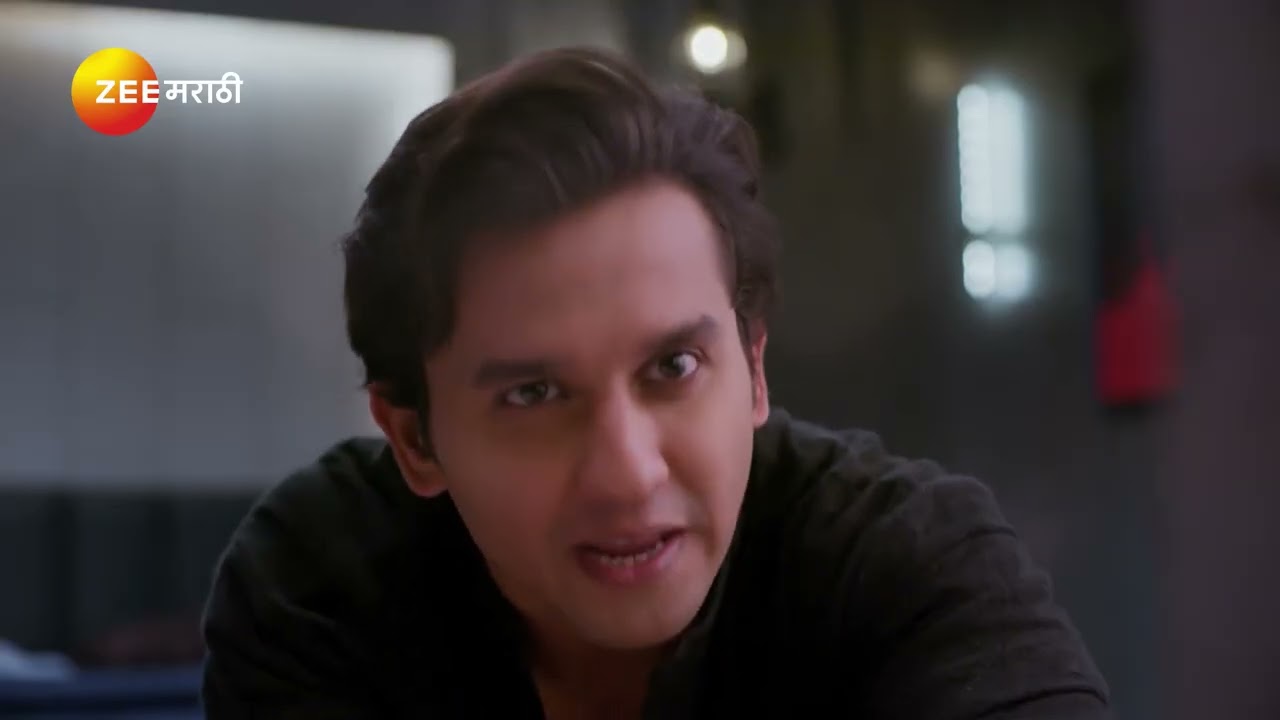 Lakshmi Niwas | आनंदी पायऱ्या चढत पोहचली जान्हवीपर्यंत