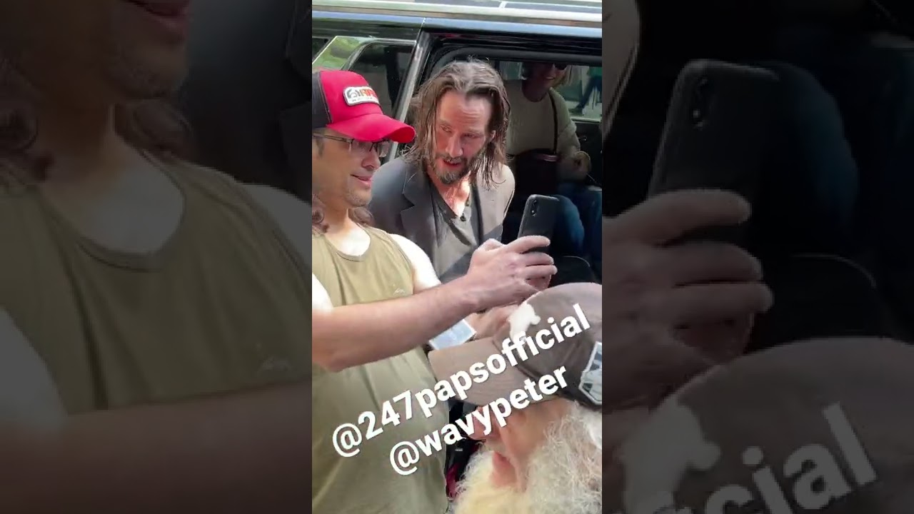 Киану Ривз со своей девушкой остановился для фанатов перед тем, как покинуть свой отель сегодня в...