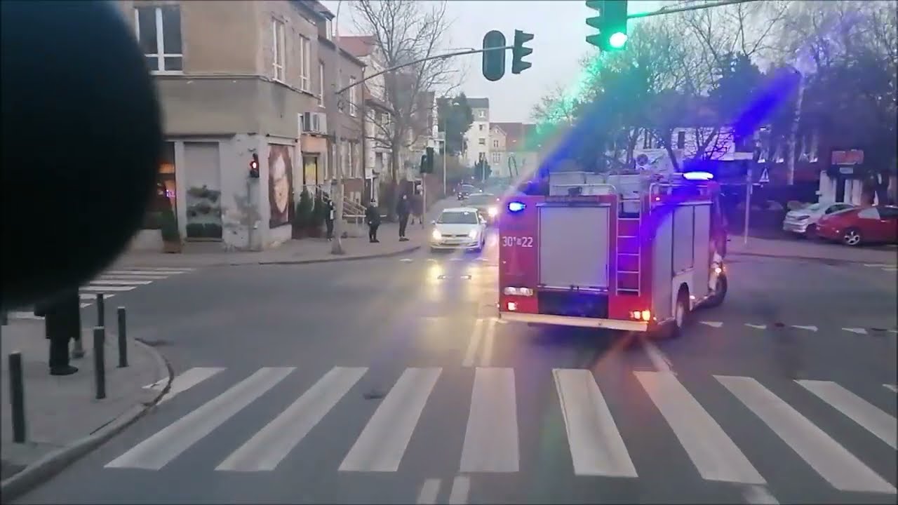 GBA i GCBA alarmowo w godzinach szczytu. Pożar altanki.