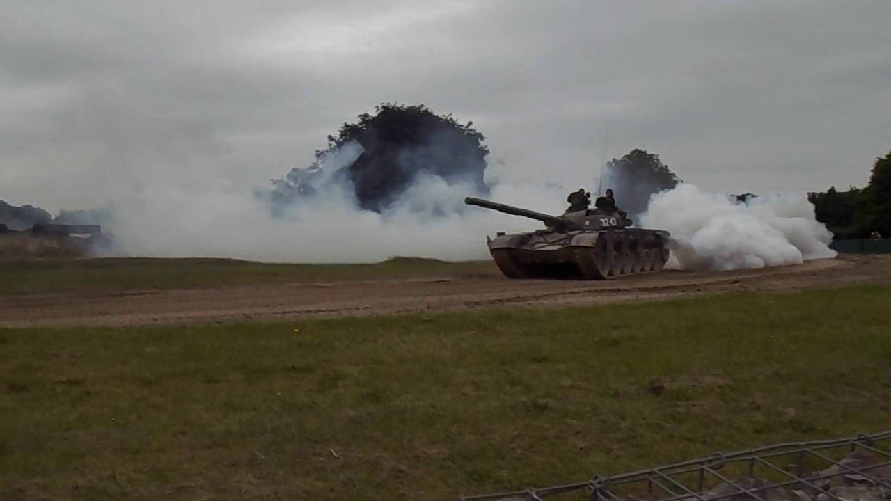 т-72 в дымовой завесы. дымовая завеса танка т-90. танк т-34-85 в бою. дым танки. дым танки.