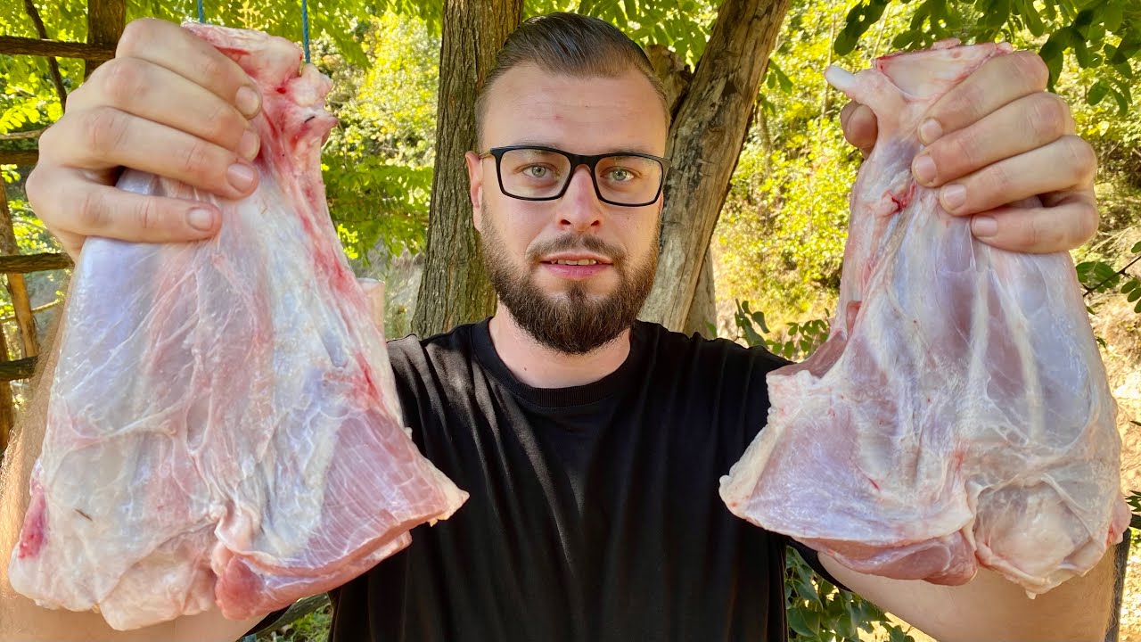 Готовим большую телячью рульку под крышкой, мясо тает через 4 часа варки.