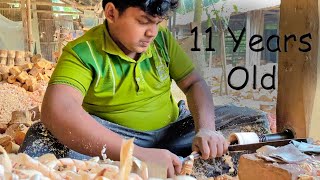 Smart Little Boy Trabajando Rápido Para Hacer Un Vaso De Agua De Madera