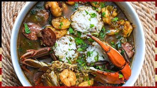 Husband cooks Gumbo (New Orléans) for Wife