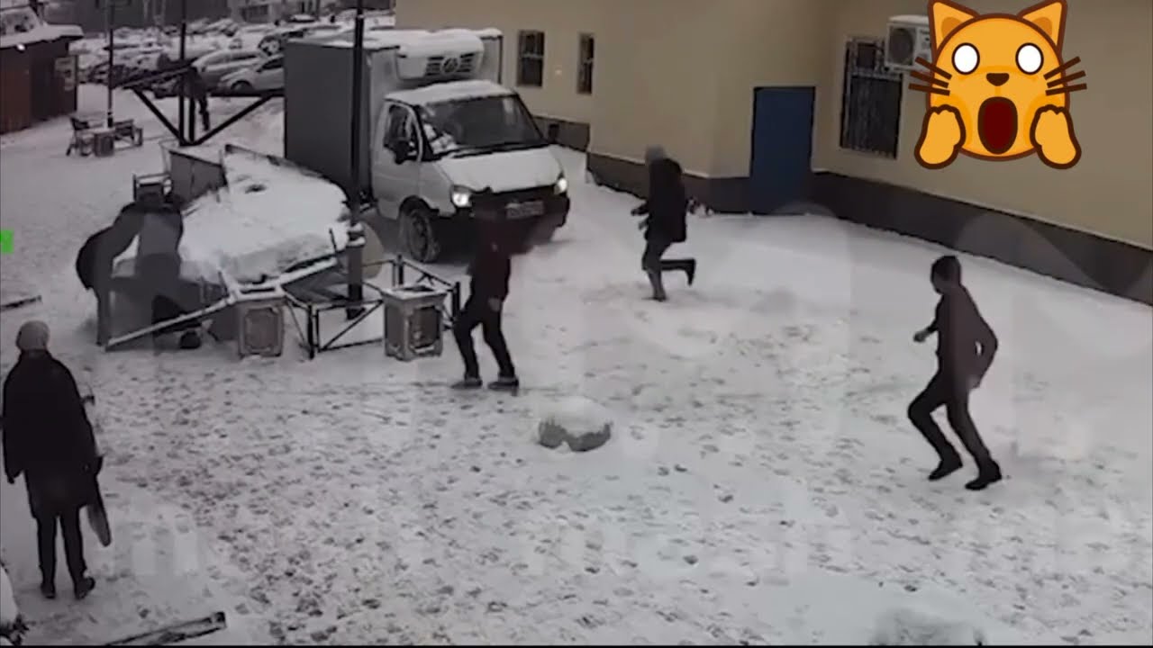 RUSSIA: A LOT OF SNOW CAN ALSO KILL.