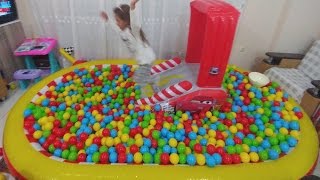 Disney cars havuzunu evde açtık içine 2000 top doldurduk, eğlenceli çcocuk videosu