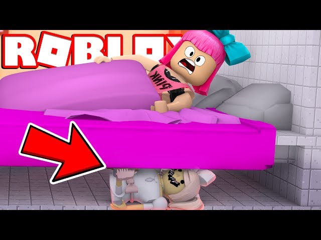 TEM UMA BONECA ESTRANHA NA MINHA CAMA do ROBLOX!!! (The Cute