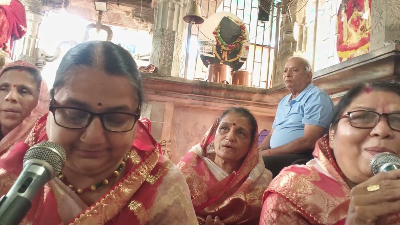      बंसी दे दे माराश्याम प्यारा सा फाग महोत्सव में भजन सुनते हुए सखियां
