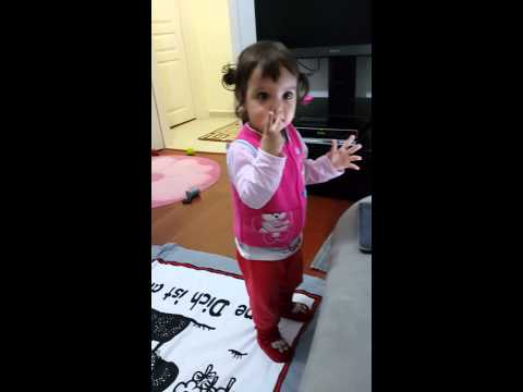 Sila Pepee esliginde dans ediyor
