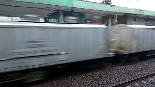 貨列車通過瑞芳站