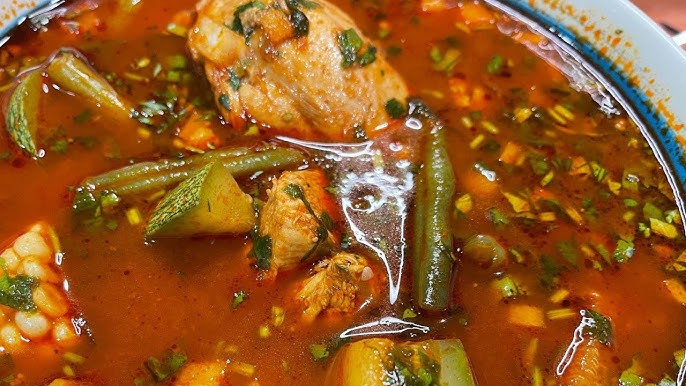 Caldo de pollo rojo con jitomate y chipotle