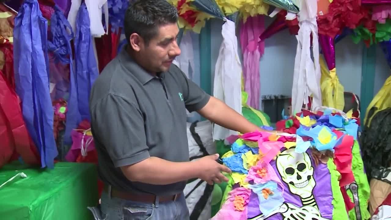Workshop crafts piñatas with cultural significance
