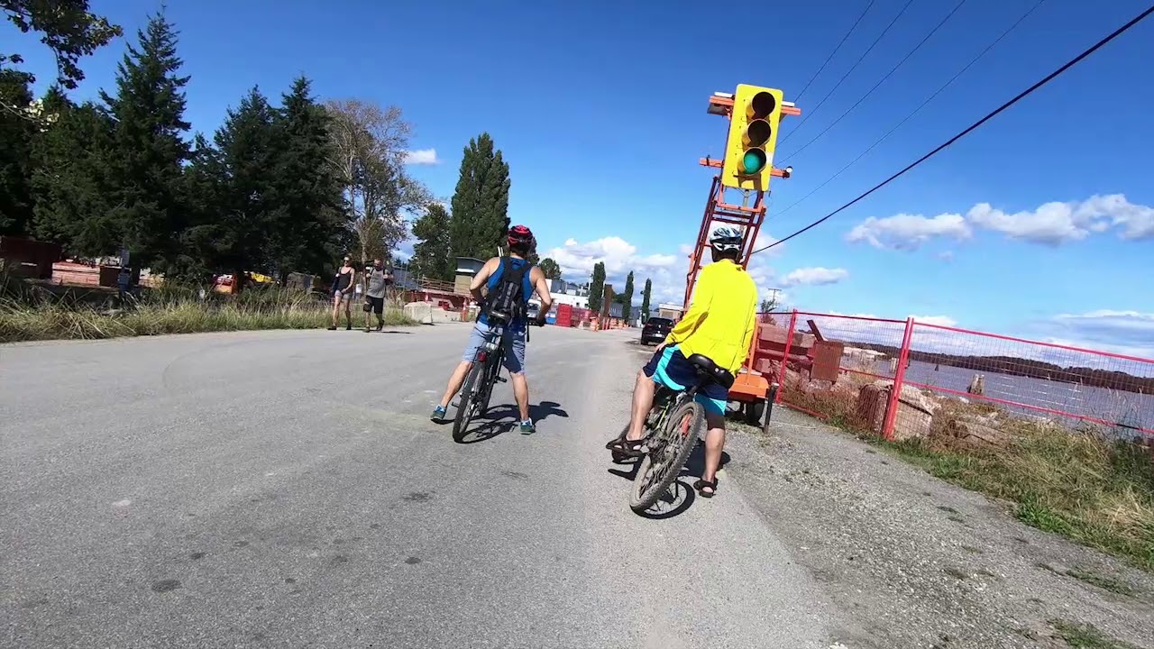 Temporary Traffic Light at Richmond South side road dikewall